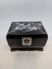 Vtg Black Laquer Jewelry Music Box w/Mother Of Pearl Inlay Korean Asian 4″x5.75″