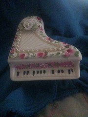 Gran Piano Porcelain Jewelry Or Trinket Holder Vintage