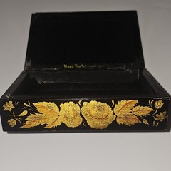 Vtg Hand Painted Floral Gold Leaf On Small Black Lacquered Box Felt Lined Asian