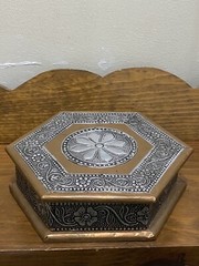 VTG Octagonal hammered Silver And Gold metal over wood jewelry box w/ inner sect