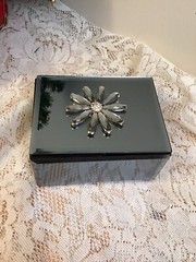 J&H MIRRORED JEWELRY / TRINKET BOX – Clear Jewel Sunflower Accent