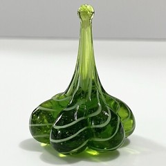 Elegant Art Glass Ring Valet Handcrafted Teardrop Green w White Swirls New 2.5”